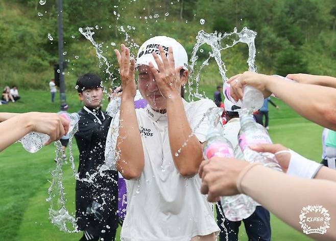 [서울=뉴시스]한진선 하이원리조트여자오픈2023 FR 우승축하 물세례. 2023.08.20. (사진=KLPGA 제공) *재판매 및 DB 금지