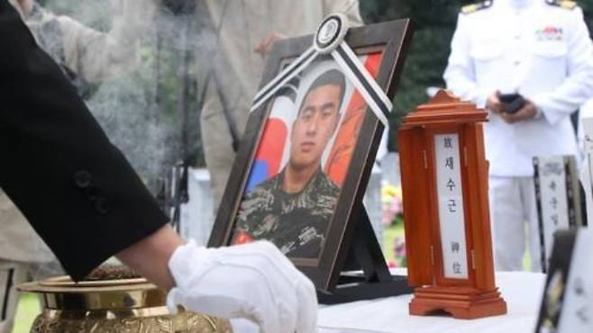 고(故) 채수근 상병의 안장식이 2023년 7월 22일 오후 국립대전현충원에서 거행되고 있다. 채수근 상병은 지난 19일 경북 예천 내성천에서 실종자를 수색하던 중 급류에 휩쓸려 숨졌다. 연합뉴스