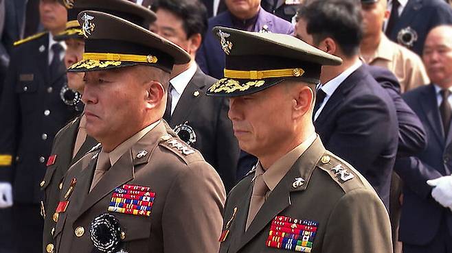 해병대 김계환 사령관과 임성근 1사단장(오른쪽)