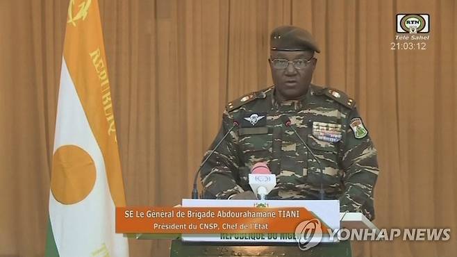 성명 읽는 니제르 쿠데타 수장 티아니 장군 (AFP.연합뉴스)