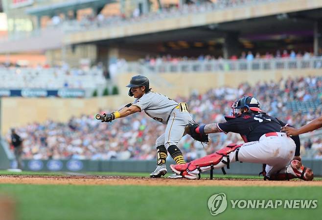 4회 두 번째 타석에서 번트를 시도하는 배지환  [게티이미지/AFP=연합뉴스]