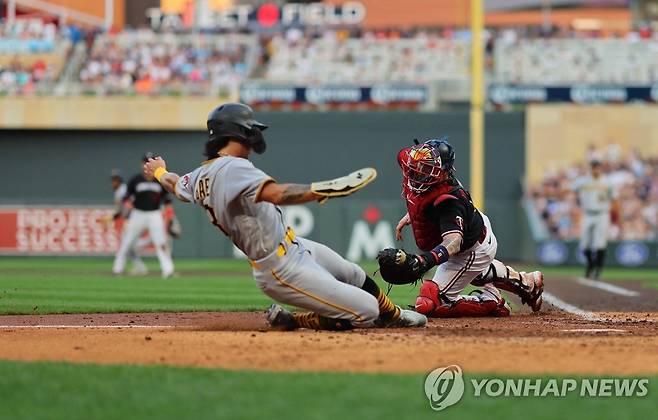 6회 날렵한 슬라이딩으로 득점하는 배지환  [게티이미지/AFP=연합뉴스]