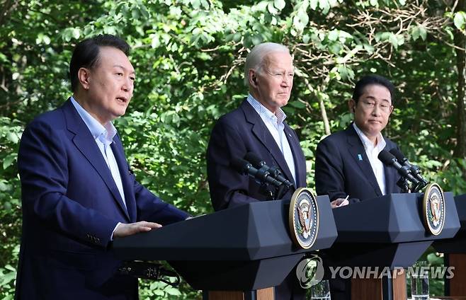 캠프 데이비드 공동기자회견 발언하는 윤석열 대통령 (캠프 데이비드=연합뉴스) 진성철 기자 = 윤석열 대통령이 18일(현지시간) 워싱턴DC 인근 미국 대통령 별장인 캠프 데이비드에서 열린 한미일 정상 공동기자회견에서 발언하고 있다. 왼쪽부터 윤 대통령, 바이든 미 대통령, 기시다 후미오 일본 총리. 2023.8.19 zjin@yna.co.kr