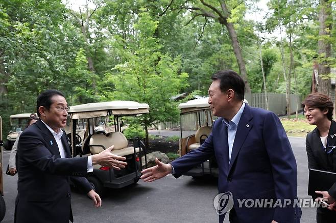 악수하는 한일 정상 (캠프 데이비드=연합뉴스) 진성철 기자 = 윤석열 대통령과 기시다 후미오 일본 총리가 18일(현지시간) 워싱턴DC 인근 미국 대통령 별장인 캠프 데이비드에서 열린 한미일 정상회의에 앞서 악수하고 있다. 2023.8.19 [공동취재] zjin@yna.co.kr