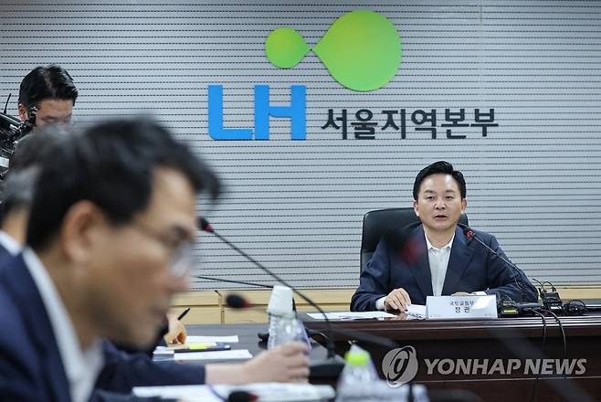 LH 용역 전관카르텔 혁파 관련 회의서 인사말하는 원희룡 장관 (서울=연합뉴스) 신현우 기자 = 원희룡 국토교통부 장관이 20일 오후 서울 강남구 한국토지주택공사(LH) 서울지역본부에서 열린 LH 용역 전관카르텔 혁파 관련 긴급회의에 참석해 인사말하고 있다. 2023.8.20 nowwego@yna.co.kr