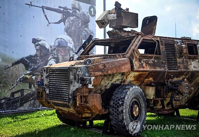 러시아 공원에 우크라이나군이 사용하던 호주제 군용차량의 잔해가 전시된 모습 [AFP 연합뉴스자료사진. 재판매 및 DB 금지]