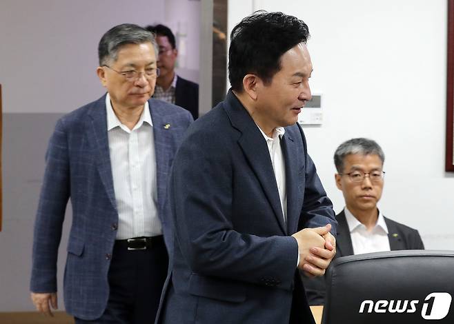 원희룡 국토교통부 장관과 이한준 LH 사장이 20일 오후 강남구 LH(한국토지주택공사) 서울지역본부에서 열린 LH 용역 전관카르텔 혁파 관련 긴급회의에 참석하고 있다. 2023.8.20/뉴스1 ⓒ News1 박세연 기자