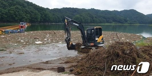 충북 옥천군 3경인 '부소담악' 인근 대청호에서 부유물을 처리하는 모습.  /뉴스1