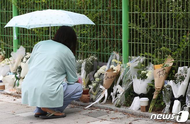 '묻지마 흉기난동' 사건이 발생한 성남 서현역 사고 현장에 숨진 A씨를 추모하는 발길이 이어지고 있다. 2023.8.7/뉴스1 ⓒ News1 김영운 기자