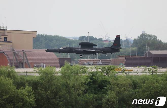 올 후반기 한미연합연습 '을지 자유의 방패'(UFS·을지프리덤실드)가 시작된 21일 경기 평택시 주한미군 오산공군기지에서 U-2S 고고도정찰기가 임무를 마치고 착륙하고 있다. 2023.8.21/뉴스1 ⓒ News1 김영운 기자