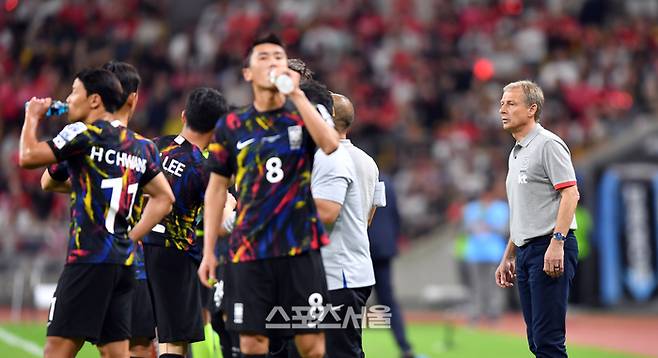 클린스만 감독이 16일 부산 아시아드주경기장에서 열린 대한민국 축구대표팀과 페루와의 평가전 경기에서 물 마시는 선수들을 지켜보고 있다. 2023.06.16.  부산 | 강영조기자 kanjo@sportsseoul.com