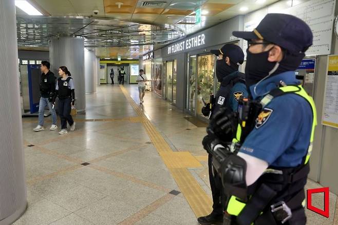 흉기난동 모방성 협박이 이어지고 있는 가운데 4일 오후 분당 오리역에서 경찰 기동대원들이 경비 및 순찰을 하고 있다. 사진=허영한 기자 younghan@