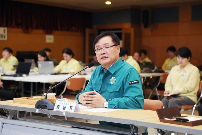 홍남표 경남 창원특례시장이 을지연습 상황보고회를 열고 있다.