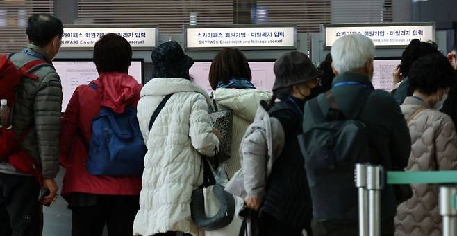 인천국제공항 제2여객터미널 출국장의 대한항공 카운터에서 이용객들이 마일리지를 적립하고 있다. [이미지출처=연합뉴스]