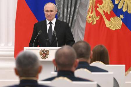 블라디미르 푸틴 러시아 대통령이 2일(현지 시각) 모스크바에서 열린 훈장 수여식에 참석해 연설하고 있다. 이날 푸틴 대통령은 참전 군인들과 교육, 과학, 의학, 농업 등 다양한 분야에 기여한 이들에게 훈장을 수여했다. 앞서 부틴 대통령은 우크라이나 전쟁 이후 서방의 압박이 거세지자 미국과 맺었던 신전략무기감축조약(New START·뉴스타트) 참여 중단을 선언했다. 뉴스타트는 양국이 실전 배치 핵탄두수를 2026년까지 1550기로 줄이겠다는 약속으로 앞서 1991년 소련 붕괴 후 맺었던 스타트(2009년까지 핵탄두수 6000기)에서 한발 더 나아간 협정이었다./AP 연합뉴스