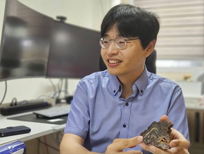 이정현 충남대 지질환경과학과 교수가 이달 14일 대전 충남대에서 조선비즈를 만나 스트로마톨라이트 화석을 들고 인터뷰하고 있다./송복규 기자