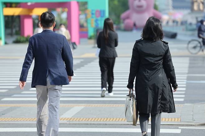 서울 종로구 광화문네거리에서 직장인들이 출근하고 있다. / 연합뉴스