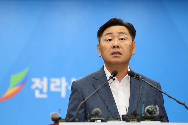 김관영 전북도지사가 지난 14일 전북도청 브리핑룸에서 열린 2023 새만금 세계스카우트잼버리 파행과 관련한 기자회견에서 발언하고 있다. /연합뉴스