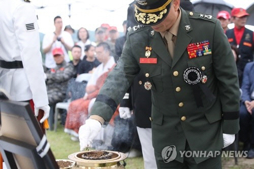 고(故) 채수근 상병의 안장식이 지난달 22일 국립대전현충원에서 거행되는 가운데 임성근 해병대 1사단장이 추모하고 있다. 채수근 상병은 지난 19일 경북 예천 내성천에서 실종자를 수색하던 중 급류에 휩쓸려 숨졌다.   연합뉴스