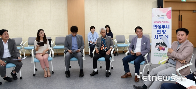 김동근 의정부시장(오른쪽)은 지난 6월 의정부시 중소기업지원센터에서 현장 시장실을 열고 용현산업단지 기업인들을 만나 애로사항 및 건의사항 등을 청취했다.