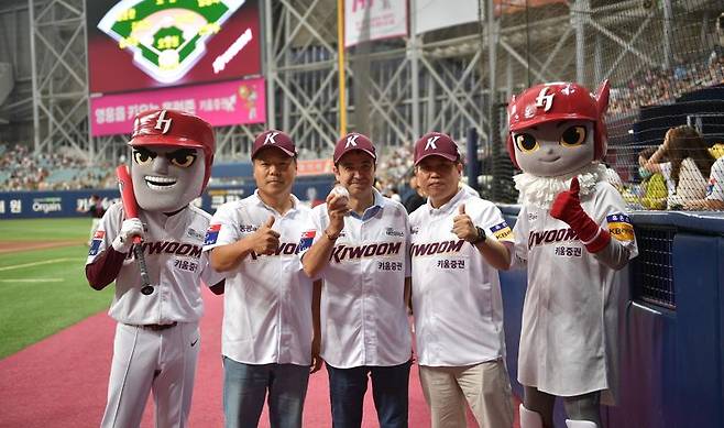 지난 20일 서울 구로구 고척 스카이돔 프로야구 키움 히어로즈 홈경기에서 시구와 시타를 진행한 스테판 드블레즈 르노코리아 사장(가운데)과 티에이오토 조석호 대표(왼쪽)가 기념 촬영을 하고 있다. 르노코리아 제공