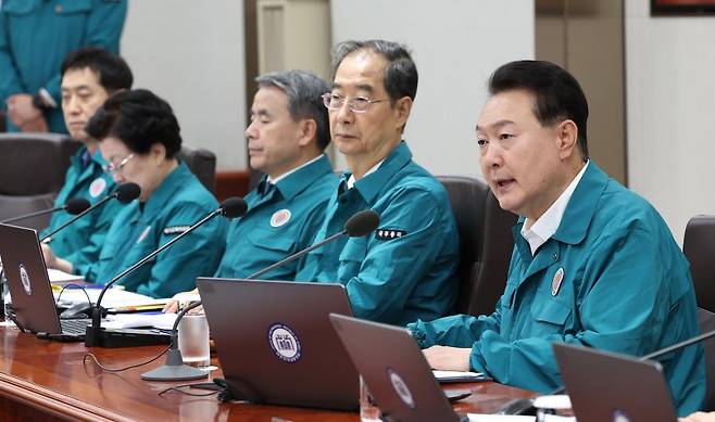 을지 국무회의 주재하는 尹대통령 윤석열 대통령은 21일 서울 용산 대통령실 청사에서 을지 및 국무회의를 주재하고 "캠프 데이비드 한미일 정상회의를 계기로 한미일 협력의 새로운 시대가 열렸다"며 "우리 국민이 체감할 3국 협력의 혜택과 이득도 더욱 증대될 것"이라고 밝혔다. 연합뉴스