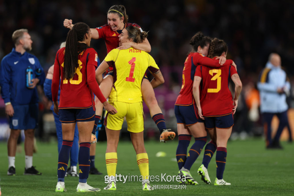 스페인 여자축구대표팀 선수들이 2023 FIFA 여자월드컵 우승이 확정된 뒤 기뻐하고 있다. 사진=게티이미지