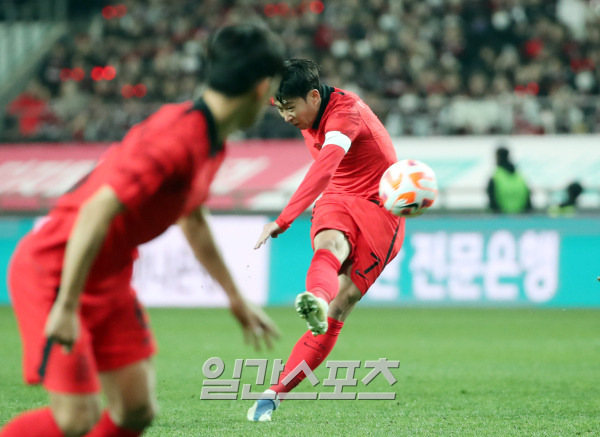 위르겐 클린스만 감독이 이끄는 대한민국 축구대표팀이 28일 오후 서울 마포구 서울월드컵경기장에서 우루과이를 상대로 평가전을 가졌다. 전반 손흥민이 날카로운 프리킥을 차고 있다. 상암=김민규 기자 mgkim1@edaily.co.kr /2023.03.28/