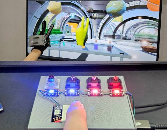 왓츠랩의 메타버스 손동작 인식 및 온도 감지 시연 [사진=정구민]