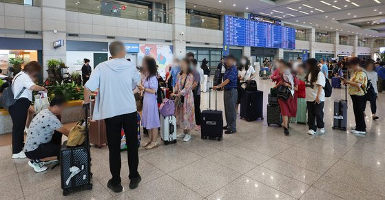 15일 중국 지난에서 한국으로 단체 관광을 온 중국 단체 관광객들이 인천국제공항 제1여객터미널 입국장에서 가이드 안내를 기다리고 있다. 연합뉴스