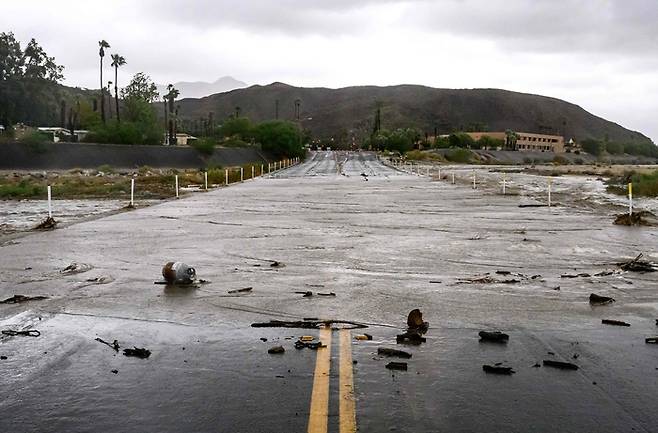 20일(현지시간) 열대성 폭풍 ‘힐러리’가 상륙한 캘리포니아주 랜초 미라지의 한 다리가 강물이 범람하며 물에 잠기고 있다 AFP연합뉴스