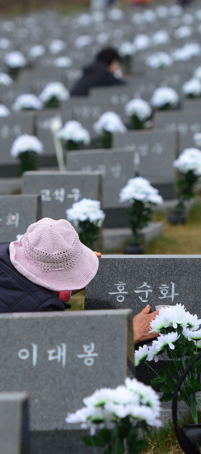 제주 제주시 봉개동 제주4·3평화공원에서 한 시민이 위령비를 닦고 있다. 김창길 기자