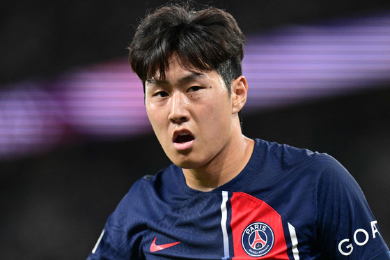 Paris Saint-Germain's Lee Kang-in looks on during a Ligue 1 match against FC Lorient at the Parc des Princes in Paris on Aug. 12. [AFP/YONHAP]