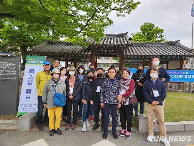 홍성군의 2박 3일 ‘귀농귀촌 투어’ 참가자들이 홍성의 역사 문화 유적지 탐방에 나선 뒤 기념촬영을 하고 있다.   홍성군 제공