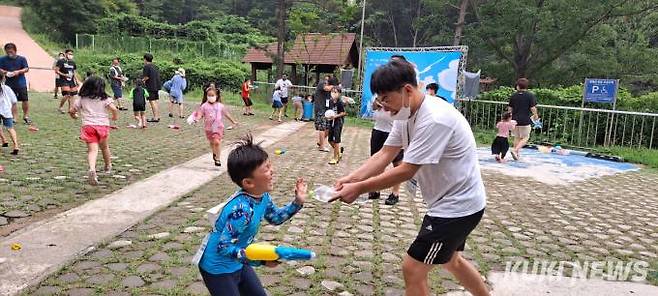 올해로 9회째를 맞는 땅끝아빠캠프는 아빠와 자녀만의 1박 2일 캠프를 통해 평소 자녀와 함께 할 시간이 부족했던 아빠와의 친밀감을 높이고, 부부가 함께하는 양육 분위기 확산의 기회로 매년 인기리에 개최되고 있다. 사진=전남도