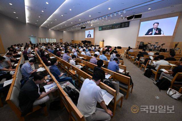 ‘2023 교리와 부흥 콘퍼런스’ 참석자들이 21일 서울 구로구 신도림로 예수비전교회에서 강연을 듣고 있다. 신석현 포토그래퍼