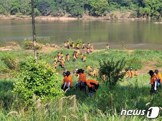 소방 등 수색당국이 3일 오전 경북 예천군 내성천 인근에서 집중호우와 산사태로 실종된 주민을 찾기 위한 수색을 하고 있다. /사진=뉴스1(경북소방본부 제공)