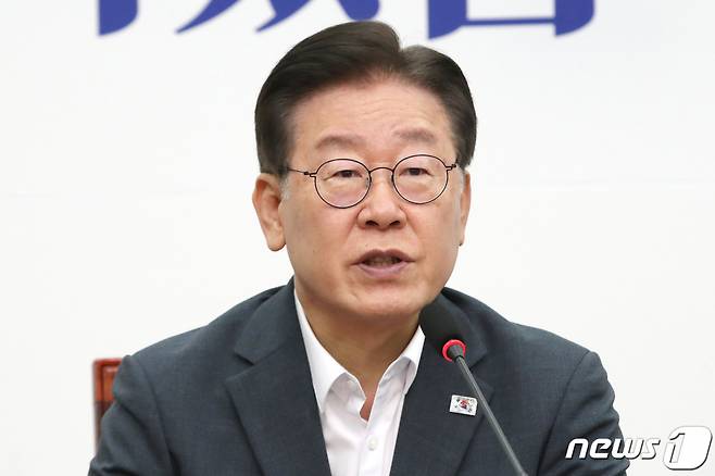 (서울=뉴스1) 임세영 기자 = 이재명 더불어민주당 대표가 21일 오전 서울 여의도 국회에서 열린 최고위원회의에서 모두발언을 하고 있다. 2023.8.21/뉴스1  Copyright (C) 뉴스1. All rights reserved. 무단 전재 및 재배포 금지.