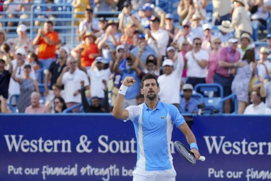 세르비아의 노바크 조코비치가 21일 오전(한국시간) 미국 오하이오주 신시내티에서 열린 ATP투어 신시내티오픈 카를로스 알카라스와의 단식 결승에서 게임 포인트를 따낸 뒤 환호하고 있다. AP뉴시스