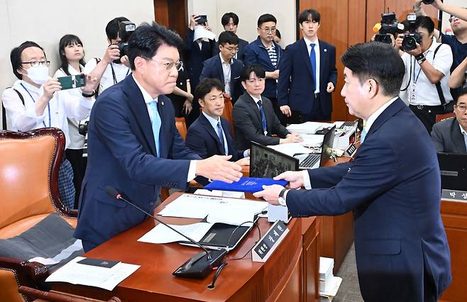 이동관 방송통신위원회 위원장 후보자가 18일 오전 서울 여의도 국회에서 열린 방송통신위원회 위원장 인사청문회에서 선서를 마치고 장제원 국회 과학기술정보방송통신위원회 위원장에게 선서문을 전달하고 있다. 이상섭 기자