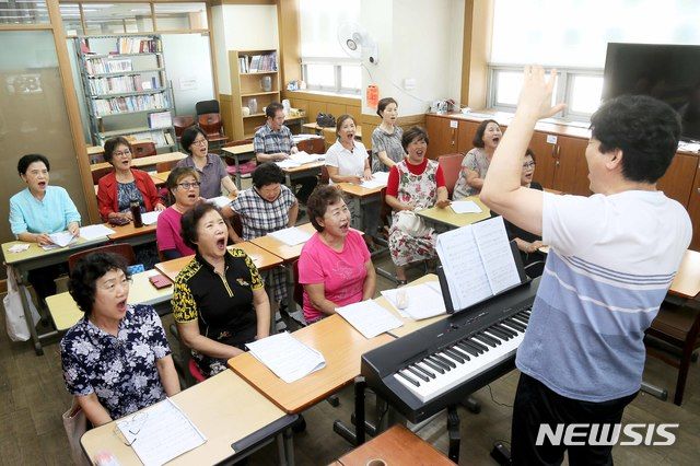 합창수업을 하고 있는 어르신들.뉴시스DB