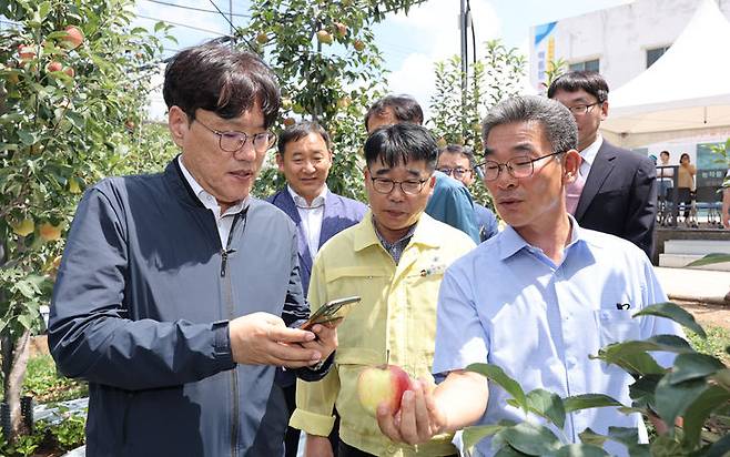 [세종=뉴시스] 조재호 농촌진흥청장이 21일 전북 장수군 농업기술센터에서 농작물 병해충 인공지능(AI) 영상진단·처방 앱 서비스를 시연하고 있다. (사진=농진청 제공) *재판매 및 DB 금지