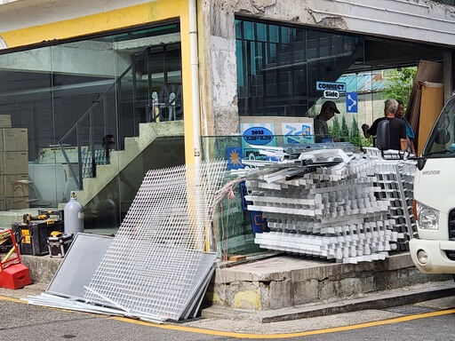 21일 서울 성동구 성수동에서 전날까지 진행된 신상 전자제품 홍보 팝업스토어가 철거되고 있다.