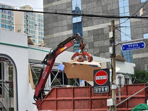 팝업스토어가 해체되는 과정에서 나온 폐기물들이 5t 덤프트럭에 실리고 있다.