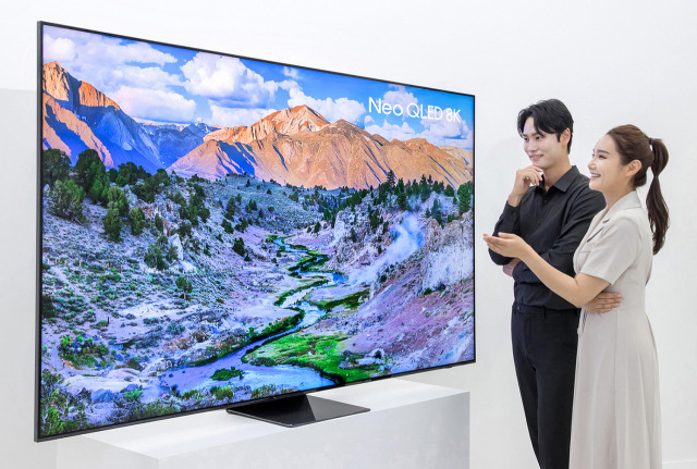 삼성전자 87형 네오 QLED 8K TV를 모델들이 소개하고 있다. 사진제공=삼성전자