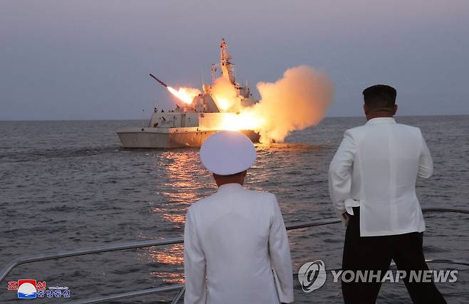 김정은, 한미연합연습 기해 해군 시찰ㆍ순항미사일 발사 참관 (평양 조선중앙통신=연합뉴스) 김정은 북한 국무위원장이 한미연합연습 '을지 자유의 방패'(UFSㆍ을지프리덤실드)를 기해 해군 함대를 시찰하고 전략무기 발사훈련을 참관했다. 조선중앙통신은 김 위원장이 "조선인민군 해군 동해함대 근위 제2수상함전대를 시찰했다"고 21일 보도했다. 김정은 국무위원장은 같은날 "경비함 해병들의 전략순항미싸일(미사일) 발사 훈련을 참관했다"고 통신은 전했다. 2023.8.21 
    [국내에서만 사용가능. 재배포 금지. For Use Only in the Republic of Korea. No Redistribution] nkphoto@yna.co.kr