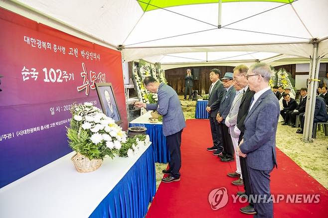 분향하는 박상진 의사 증손자들 (울산=연합뉴스) 제78주년 광복절인 15일 오전 울산 북구 박상진 의사 생가에서 열린 '고헌 박상진 의사 순국 102주기 추모제'에서 박 의사 증손자들이 분향하고 있다. 2023.8.15 [울산 북구 제공. 재판매 및 DB 금지] jjang23@yna.co.kr