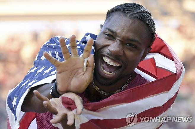 노아 라일스, 남자 100ｍ 세계 챔피언  (부다페스트 EPA=연합뉴스) 노아 라일스가 21일(한국시간) 헝가리 부다페스트 국립경기장에서 열린 2023 부다페스트 세계육상선수권 남자 100ｍ 결선에서 우승한 뒤, 장풍 세리머니를 펼치고 있다.