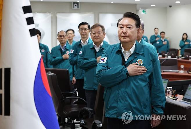 을지 국무회의 국기에 경례하는 윤석열 대통령 (서울=연합뉴스) 임헌정 기자 = 윤석열 대통령이 21일 서울 용산 대통령실 청사에서 열린 을지 및 제35회 국무회의에서 국기에 경례하고 있다. 2023.8.21 kane@yna.co.kr