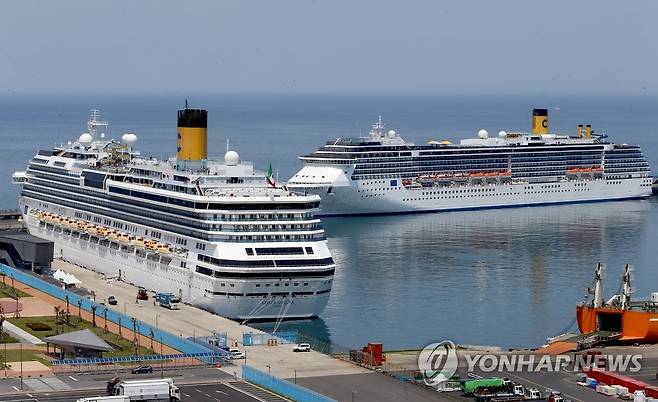 외국인 관광객 싣고 제주 찾은 크루즈 (제주=연합뉴스) 지난 2016년 5월 1일 중국 노동절과 일본 골든위크를 맞아 제주에 외국인 관광객의 발길이 이어지고 있는 가운데 1일 크루즈 코스타 세레나호(11만4천t)와 코스타 아틀란티카호(8만6천t)가 많은 외국인 관광객을 싣고 제주항에 들어와 정박해 있다. [연합뉴스 자료사진]